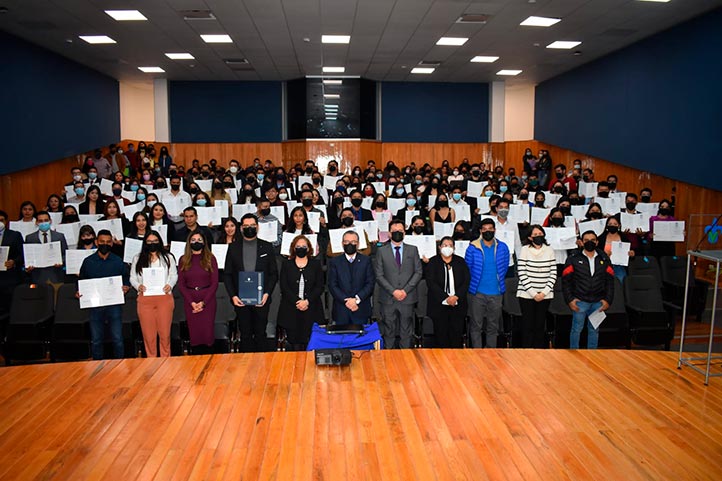 108 estudiantes de los cuatro programas educativos de licenciatura recibieron el testimonio EGEL-Ceneval