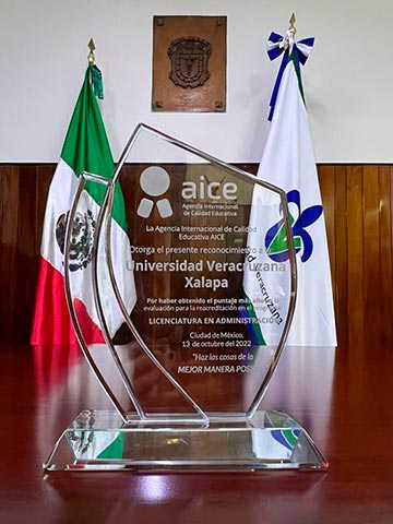La AICE entregó el reconocimiento internacional de calidad académica a la Licenciatura de Administración
