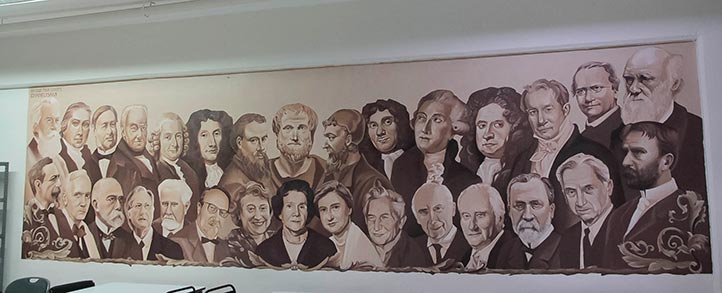 El mural ubicado en la biblioteca rinde homenaje a precursores de la biología