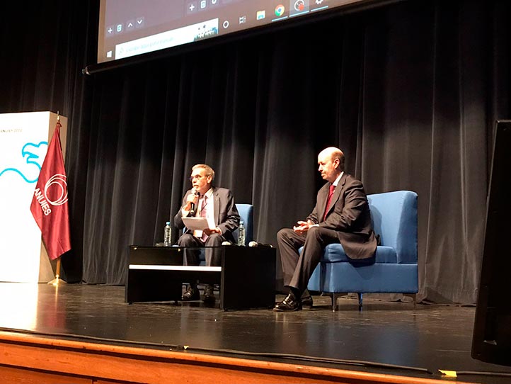 El rector de la UV, Martín Aguilar, moderó la conferencia sobre cooperación iberoamericana en educación superior