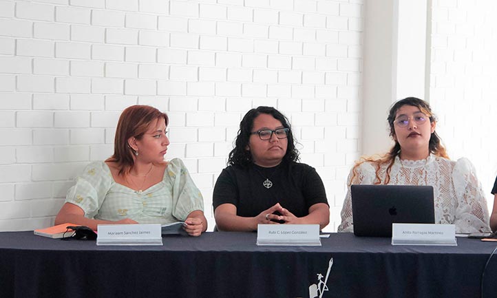 Mariaam Arely Sánchez Jaime, Rubí López González y Anita Guadalupe Porragas Martínez, participantes en la segunda jornada del IX Foro La Lengua como convergencia