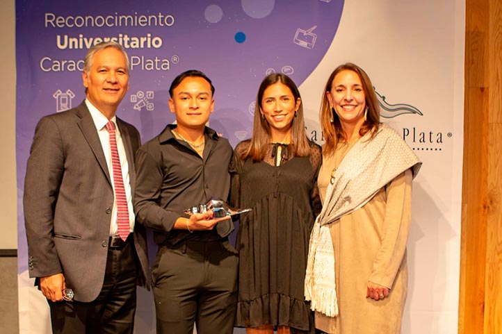 La universitaria y el universitario en compañía de Pilar Parás y Ricardo Bucio, del Cemefi