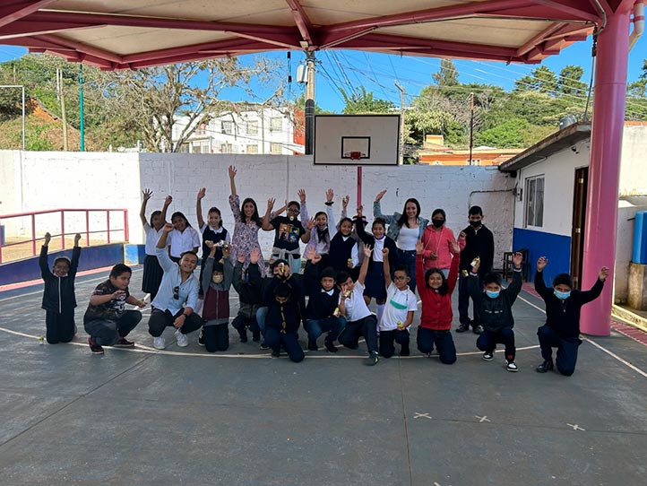 The support of the student and teacher community of the "Teresita Arenas Calderón" Elementary School was fundamental