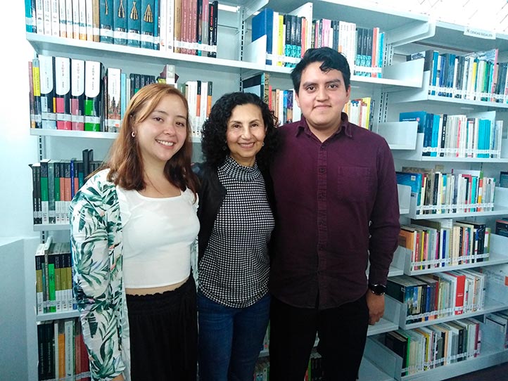 Cindy Vanessa Parra, Olivia Jarvio y Geovani Martín Velasco, egresados y coordinadora de la EPL