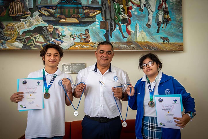 Luis Felipe Huesca, Alfredo Pérez y Cecilia Toriz, ganadora de medalla de plata 2022, quien se prepara para competir por México en certamen de Japón (Foto: Archivo)
