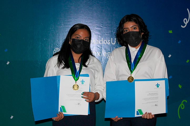 Tania Pacheco Juárez y Michelle Stefany Santiago Contreras recibieron la Medalla al Mérito Estudiantil “Dr. Manuel Suárez Trujillo”