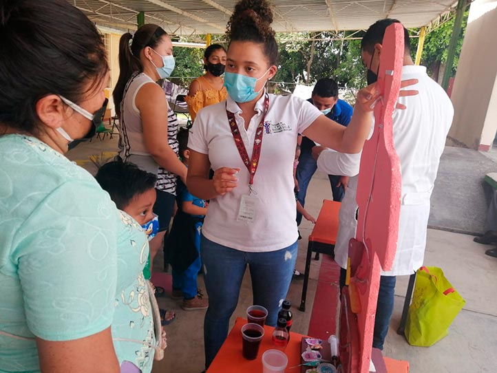 Alumnas del Doctorado en Ciencias Biomédicas se involucraron en los talleres dirigidos a padres de familia