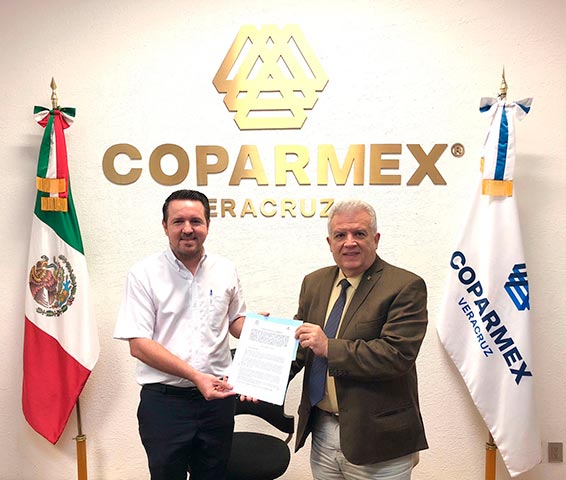 Funcionarios regionales de la UV y empresarios de Coparmex participaron en la entrega