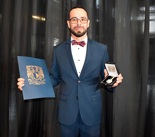 Edison Armando Díaz Álvarez con la Medalla “Alfonso Caso” que otorga la UNAM