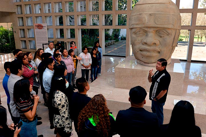 Previo a un recorrido, los universitarios recibieron una plática por parte de Alfredo Delgado Calderón, director del MAX