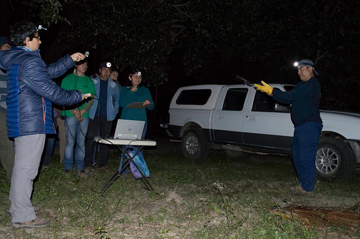 Cristina Mac Swiney, Beatriz Bolívar y José Manuel Pech, en muestreo de murciélagos en el área de conservación San Basilio