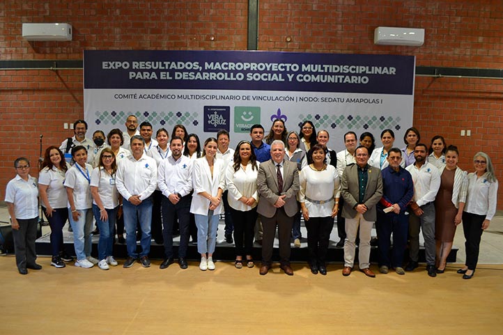 Autoridades y académicos de la UV, así como representantes del Ayuntamiento de Veracruz, en la presentación de resultados del macroproyecto 