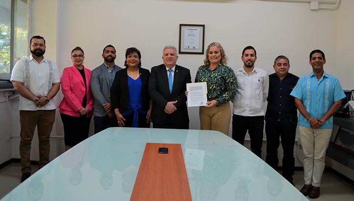 Autoridades de la UV y funcionarios del Ayuntamiento de Alvarado celebraron el convenio de colaboración