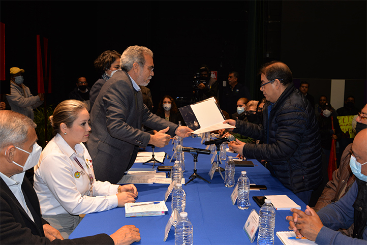 El rector de la UV Martín Aguilar entregó la propuesta económica al secretario general del SETSUV, Juan Mendoza