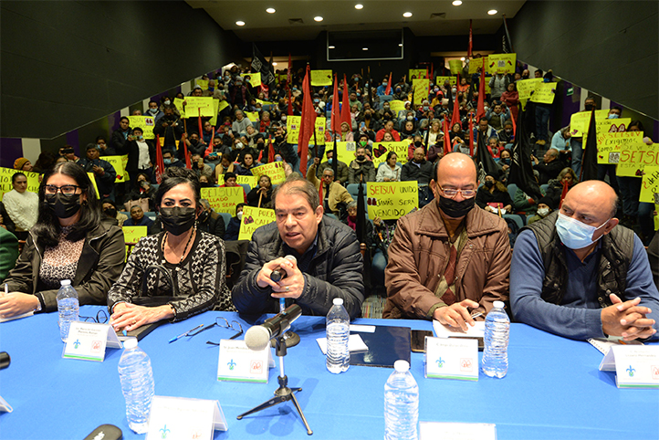 Juan Mendoza, secretario general de su organización, durante su participación en el encuentro