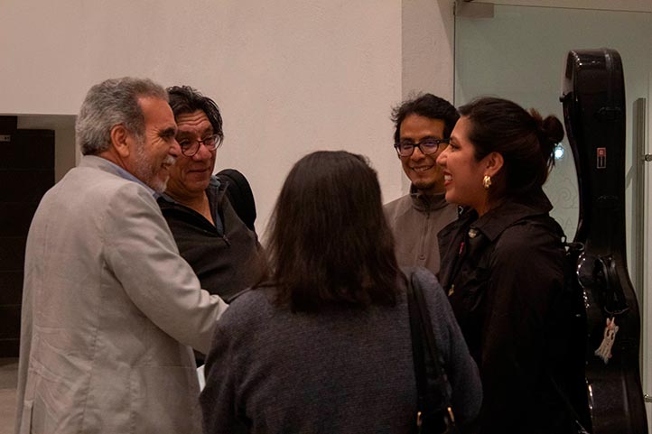 Al finalizar el recital, el rector Martín Aguilar, felicitó a los intérpretes y convivió con ellos 