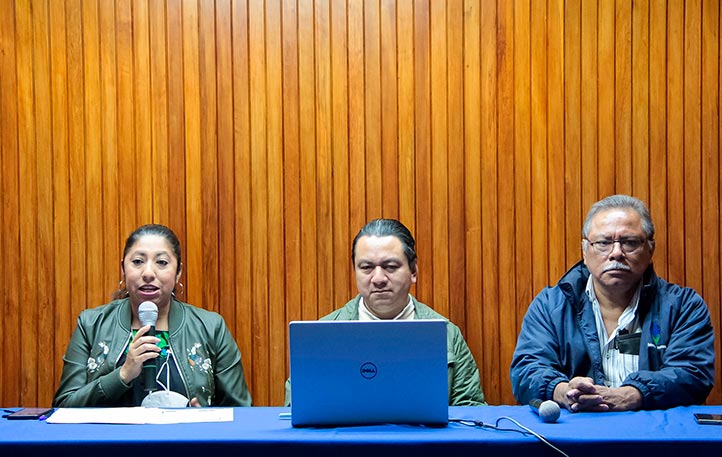 Nelly Del Ángel Flores, originaria de la Huasteca, y Daniel Bello López, director de la UV-Intercultural, acompañaron al ponente