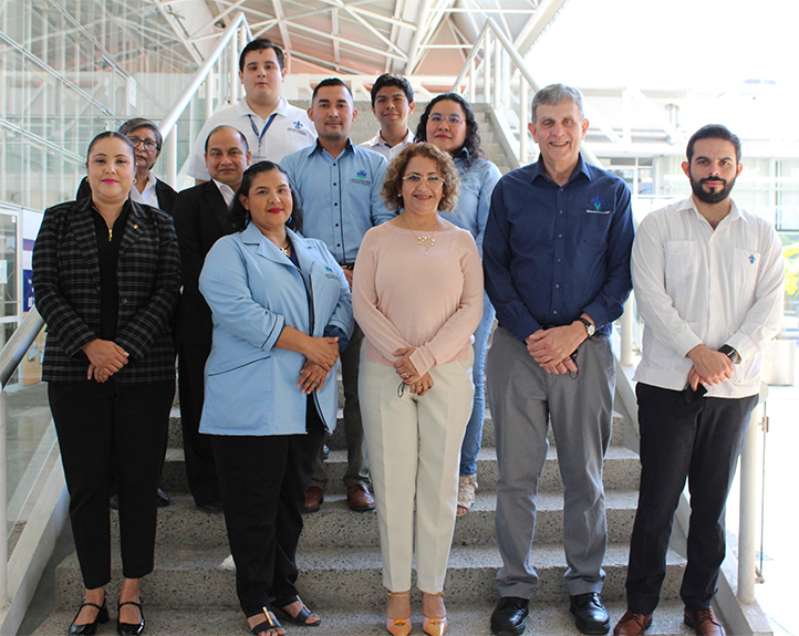 Autoridades universitarias con el equipo de Centro Centinela y del Programa Universitario de Educación Inclusiva 