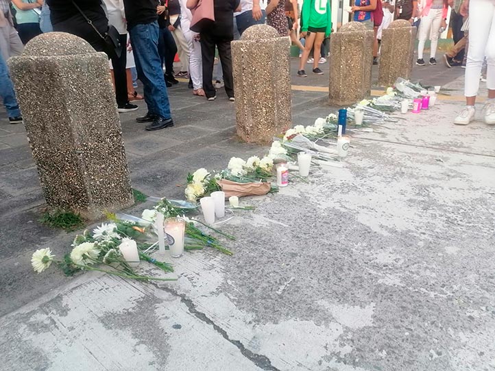 Al término de la caminata, los asistentes rindieron un homenaje a la memoria de Karina, depositando flores y veladoras en la entrada del Campus Mocambo