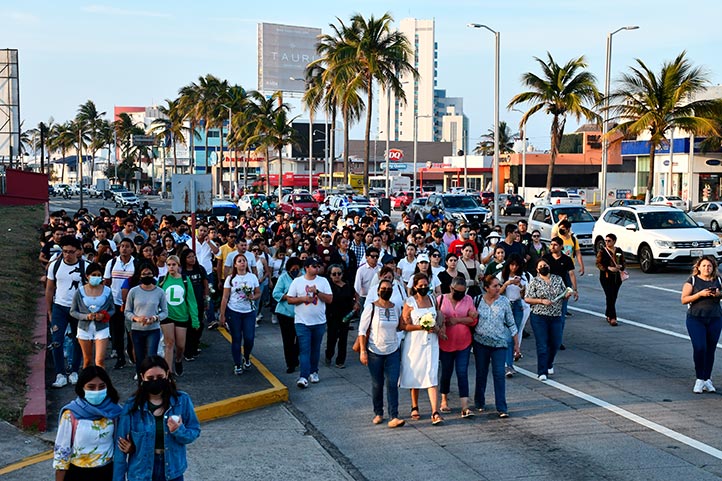 Estudiantes de la UV de la región Veracruz, marcharon en demanda de justicia por el feminicidio contra Karina