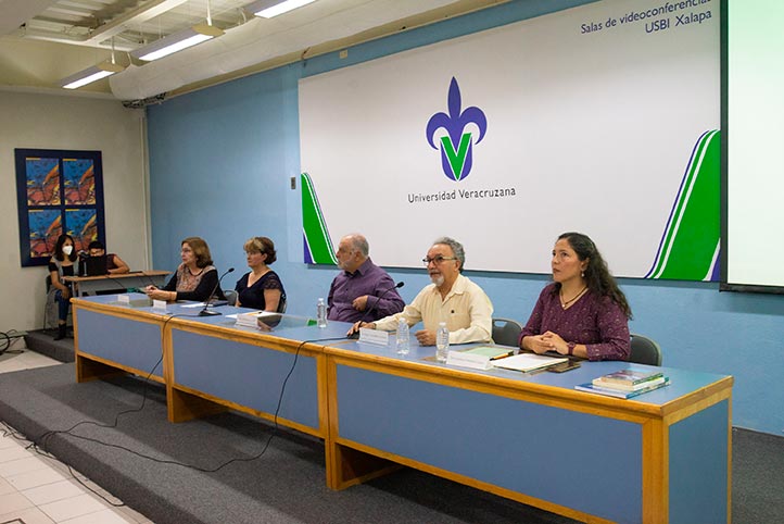 El conferencista estuvo acompañado por directivos de la UV