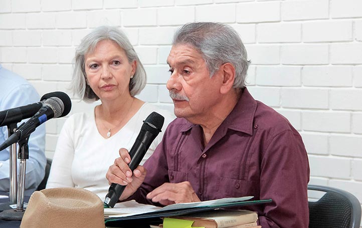 El escritor José Luis Rivas también intervino en la charla que tuvo lugar en el Salón Azul de Humanidades