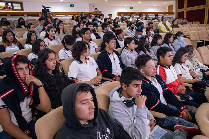 En el marco de Expo Orienta UV 2023, estudiantes de bachillerato recibieron información en torno al proceso de ingreso