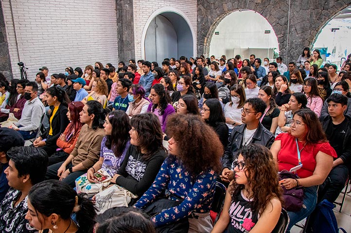 Estudiantes de varias facultades en a la conferencia “Mirar al prójimo como estrategia de supervivencia”