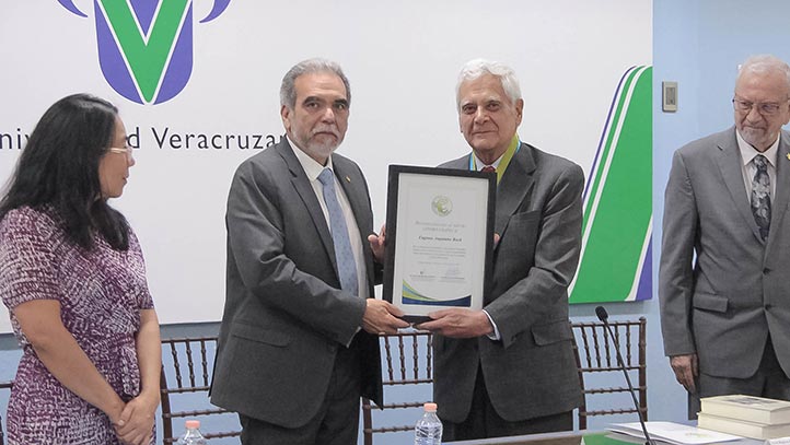 Martín Aguilar entregó al Embajador Eugenio Anguiano Roch el Reconocimiento al Mérito CONMEX-CEAPEC