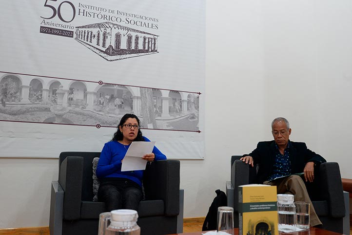 María Trinidad Velasco y Julio Contreras Utrera, durante la presentación de la obra en el auditorio del IIH-S