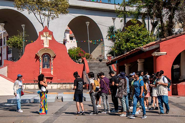 Universitarios participaron en la caminata “Deriva feminista: estridentistas”