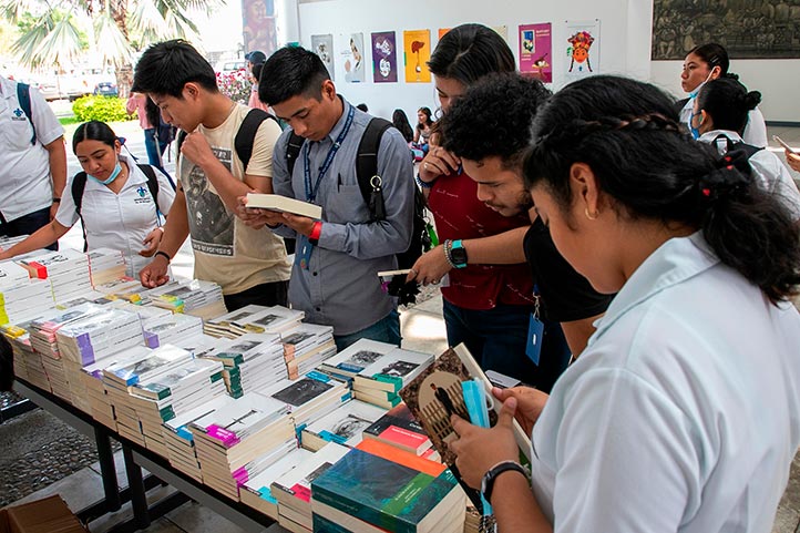 Integrantes de la comunidad universitaria mostraron especial interés por los títulos de la Biblioteca del Universitario