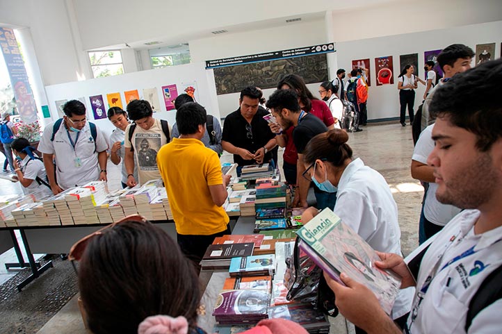 Estudiantes tuvieron a su disposición ejemplares de revistas editadas por la Editorial de la UV