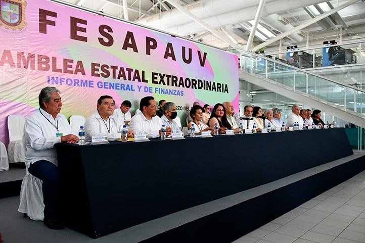 Representantes sindicales y autoridades universitarias durante la CIX Asamblea Estatal Extraordinaria del Fesapauv