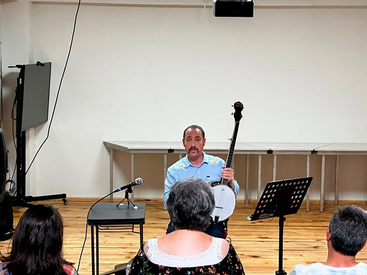 El profesor de la Middle Tennessee State University interpretó canciones country y bluegrass