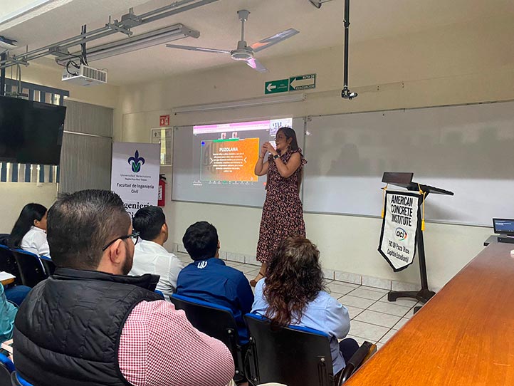 Leslie Vanessa Uribe Chagal ofreció la conferencia “Tecnología de los cementantes”