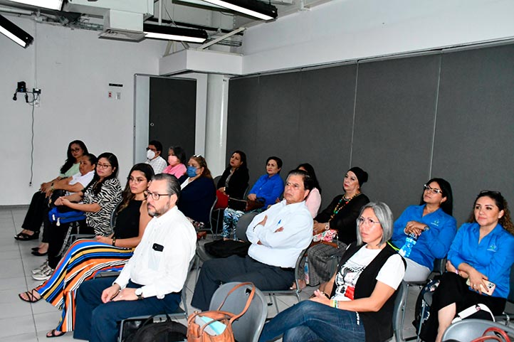 Alrededor de 20 académicos de las cinco regiones universitarias participaron en la reunión para el rediseño que tuvo sede en Veracruz