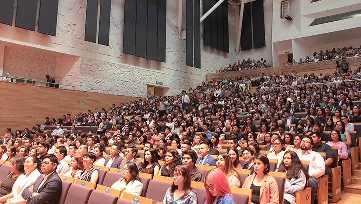 La ceremonia para las y los egresados se realizó de forma simultánea en todas las regiones universitarias