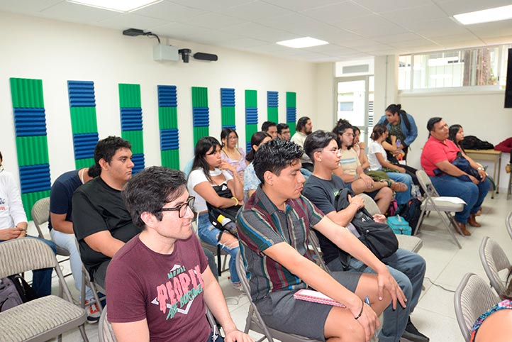 La conferencia fue presenciada por estudiantes de la Facultad de Historia