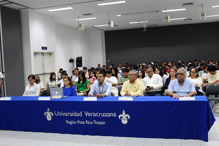 La comunidad académica y estudiantil de la Facultad de Arquitectura estuvo presente en este evento