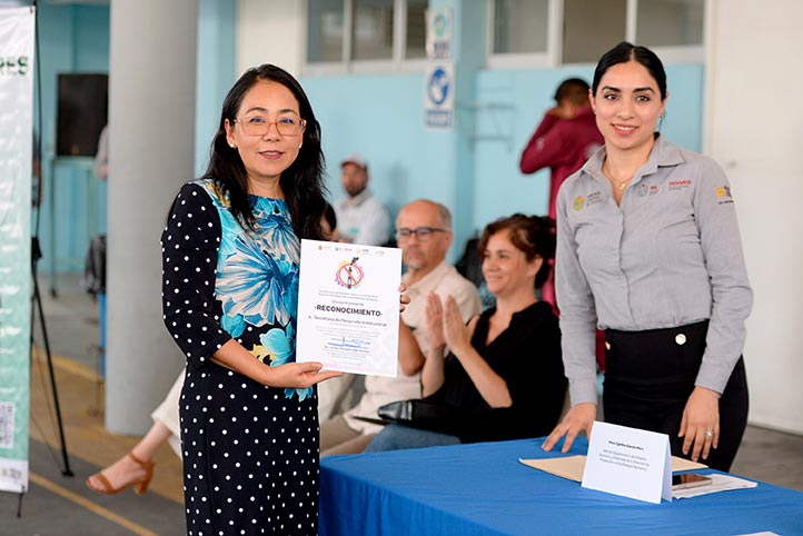 Jaqueline Jongitud Zamora recibió el reconocimiento a la UV por su participación en la Campaña Nacional “Jaque al vape”