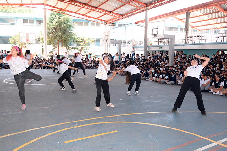 Estudiantes de la Facultad de Danza ejecutaron el performance Déjalo ya