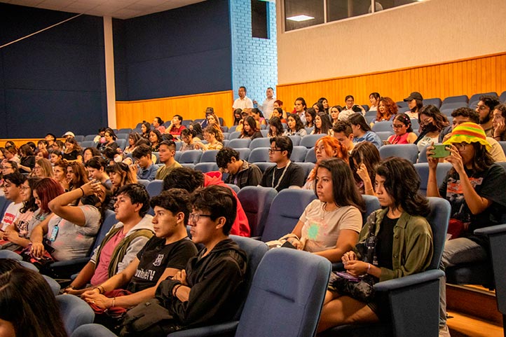 Estudiantes de distintas disciplinas asisten al 1er Encuentro Internacional Interdisciplinario de la Facultad de Idiomas, que se desarrolla del 3 al 5 de mayo en la Unidad de Humanidades