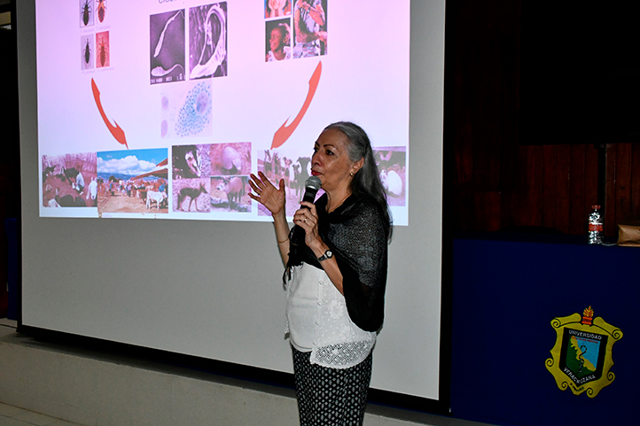 Bertha Espinoza Gutiérrez, investigadora de la UNAM, habló sobre la enfermedad de Chagas durante su ponencia en la UV