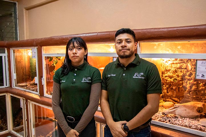 María Sánchez y Jenaro Sánchez, estudiantes-voluntarios en el herpetario