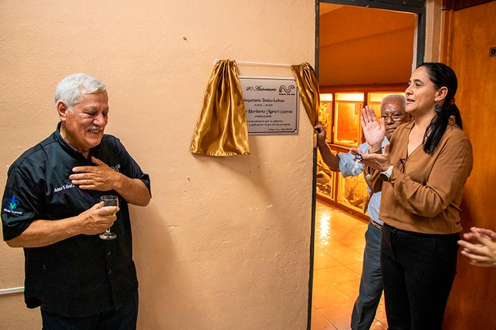 Antonio Maruri e Ibiza Martínez, directora de la Facultad, develaron la placa conmemorativa