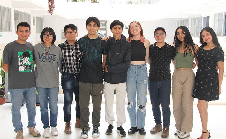 Algunos de los estudiantes que participan en proyecto de divulgación de la ciencia sobre artrópodos