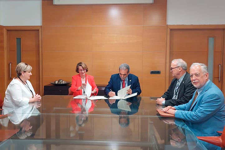 La rectora de la UJI, Eva Alcón, y el rector de la UV, Martín Aguilar, signaron el documento en Valencia, España