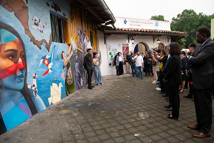 La obra colectiva visibiliza el rosto de migrantes, y el muro entre México y Estados Unidos