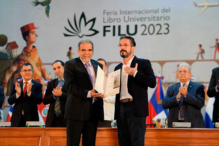 El rector Martín Aguilar Sánchez entregó reconocimiento a Johnny Ibarra, ganador del Premio Latinoamericano de Primera Novela